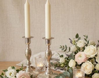 Par de candelabros antiguos chapados en plata / Portavelas tradicionales ornamentados / Para mesa de comedor formal