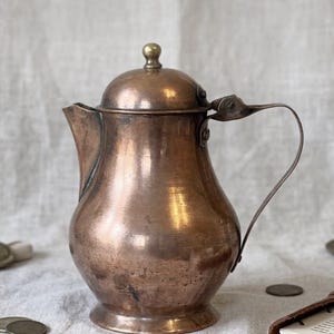 Antique Hand Hammered Copper Pitcher Lidded Coffee Pot Jug Brass Finial Patina
