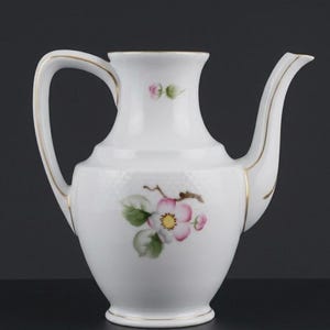 Cafetera de porcelana vintage, diseño floral de rosas silvestres rosas, detalles dorados, importada de Escandinavia.