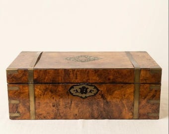 Wiktoriańskie pudełko podróżne Burr Walnut Writing Slope z oprawą z mosiądzu, 1875 r.