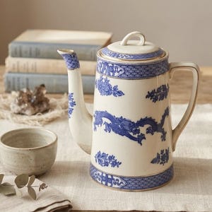 Puede incluir: Un juego de tres tazas de cerámica con un acabado mate moteado. Cada taza presenta un color diferente: azul claro, crema y gris. Las tazas tienen un diseño simple y moderno, para café o té.