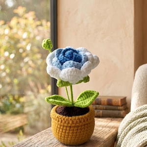 "Handgemachte gehäkelte blaue und weiße Rose im Topf - ewiges Garn-Blumen-Dekor, einzigartiges Geschenk für sie, niedliche Schreibtisch-Pflanze, ästhetische Wohnakzente."