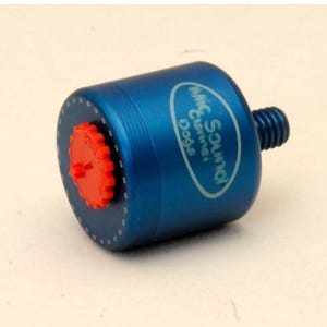 Puede incluir: Un dispositivo cilíndrico azul con un dial rojo en un extremo y un componente roscado en el otro. El dispositivo tiene el texto "Wine Sound Cleaning Dope" en un óvalo blanco. El dial tiene una serie de pequeños dientes.