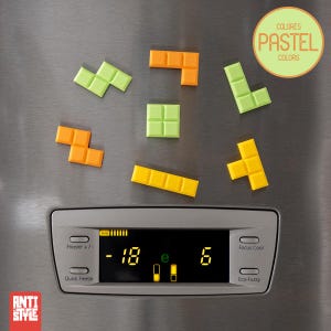 Puede incluir: Imanes coloridos con forma de Tetris en tonos pastel de naranja, verde y amarillo se muestran en la puerta de un refrigerador. La pantalla digital del refrigerador muestra la temperatura. El texto "PASTEL COLORS" está en un círculo.