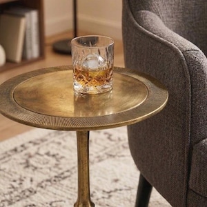 Mesa lateral redonda de latão feita à mão com tampo texturizado com linhas | Mesa de bar de design luxuoso