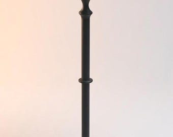 Mesita auxiliar de pedestal negra de estilo suizo hecha a mano, mueble auxiliar de lujo.