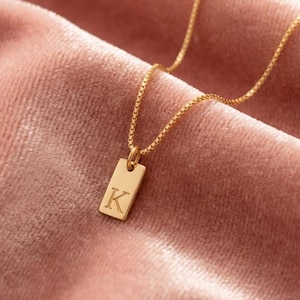 Halsband med initialer, elegant askkedja, personligt bokstavshalsband, minimalistiskt initialhänge, graverad etikett, liten stångsmycke