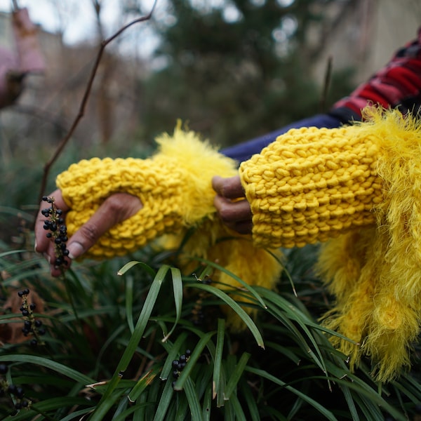 Sunshine Empress Fingerless Gloves with Faux Fur Fringe/Yellow Crochet Fingerless Gloves/Chunky Wool Faux Fur Hand warmers/Knit Mittens