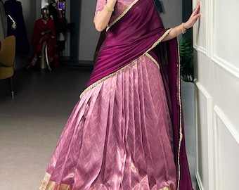Conjunto Lehenga Meio Sari Rosa de Seda com Bordados em Zari, Estilo Pavadai Sattai, para Mulheres do Sul da Índia. Pronto para usar.