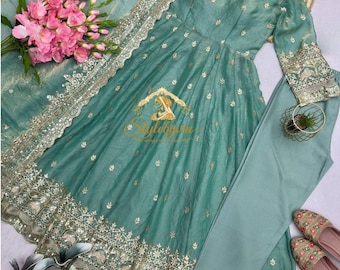 Vestido Anarkali ricamente bordado para mulheres, ideal para festas de casamento indianas e para convidadas.