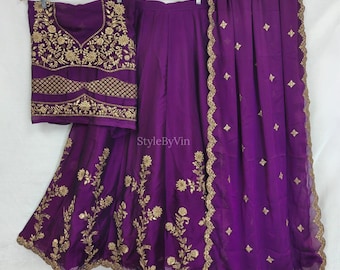 Lehenga choli de designer na cor vinho, com bordados, ideal para casamentos indianos.