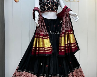 Lehenga choli preto Ajrakh para mulheres com bordado de espelhos, conjunto Garba Chaniya choli.