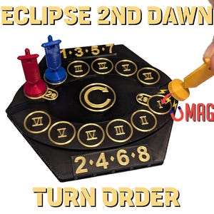 Op de afbeelding: Een zwart zeshoekig bordspel-tracker voor Eclipse 2nd Dawn Turn Order met gouden Romeinse cijfers I tot VI, getallen 1 tot 8 en een centraal C-pictogram. Bevat een rode, een blauwe en een gele magnetische spelersmarker.