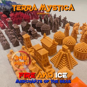 Op de afbeelding: Een set van 348 miniatuur plastic spelstukken voor Terra Mystica, Fire and Ice en Merchants of the Seas. De set bevat diverse gebouwstructuren en figuren in de kleuren oranje, bruin, rood, zwart, blauw en grijs, gerangschikt in rijen.