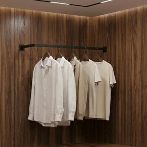 以下が含まれることがあります： 木製ハンガーに掛けられた5着の衣類を吊るす黒い金属製の壁掛け式ハンガーラック。白い長袖ボタンダウンシャツ、白い長袖シャツ、ベージュのジャケット、ベージュのTシャツ、ライトベージュのTシャツが並んでいます。
