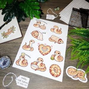 Può includere: Un cartello in legno rustico con la scritta "Welcome to our home" in lettere bianche. Il cartello presenta una finitura invecchiata e un design semplice e accogliente.