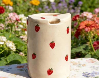Handbemalter Erdbeer-Reisebecher, handgemachter keramischer Kaffeebecher, Tonwaren zum gehen Becher, Geburtstag u. Feiertagsgeschenk für sie