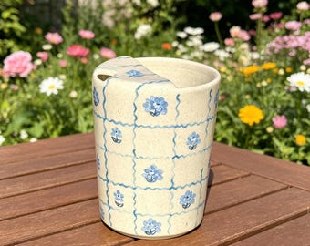Handgemachter Blumen Reisebecher aus Keramik, Keramik Kaffeebecher, To-Go-Tasse