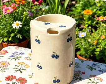 Tazza da viaggio in ceramica dipinta a mano, con motivo floreale ai mirtilli, bicchiere da caffè in ceramica interamente realizzato a mano, regalo di compleanno e per le festività per lei.