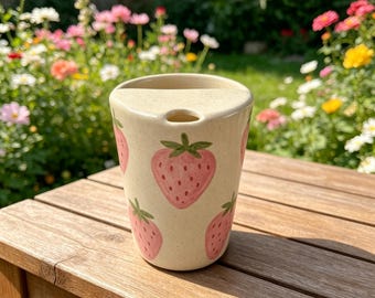 Handbemalter Erdbeer-Reisebecher, handgemachter keramischer Kaffeebecher, Tonwaren zum gehen Becher, Geburtstag u. Feiertagsgeschenk für sie