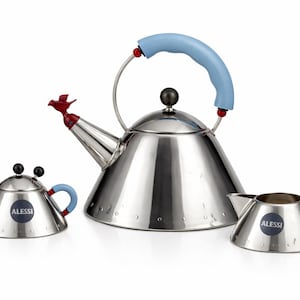 Juego de tetera Alessi 9093 | Tetera Michael Graves | Silbato Red Bird | Azucarero 9097 y jarra para crema 9096 | Icono del diseño italiano posmoderno