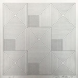 以下が含まれることがあります： 9つの正方形のグリッドで構成された、紙に描かれた黒と白のインク画。各正方形には、同心円状に入れ子になった正方形、または小さな正方形のグリッドパターンが含まれています。作品の右下隅には署名と日付が記されています。