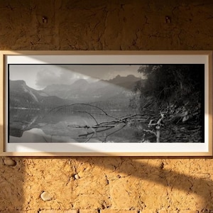 Passeggiata sul lago di Tovel - Fotografia panoramica analogica in bianco e nero - Fine Art Print