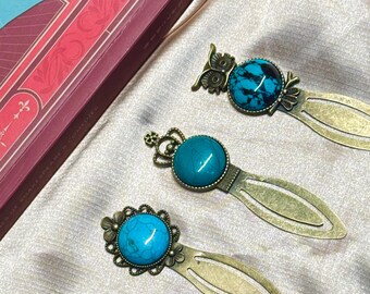 Marcapáginas de bronce antiguo con incrustaciones de turquesa sintética: un accesorio de lectura con forma de búho.