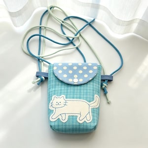 Sac bandoulière patchwork chat : pochette pour téléphone à carreaux bleus avec rabat à pois, mini sac à main élégant pour fille, petite pochette de voyage pour passeport femme
