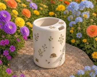 Taza de viaje pintada a mano, vaso de café de cerámica hecho a mano, taza de cerámica para llevar, regalo de cumpleaños y de Navidad para ella.