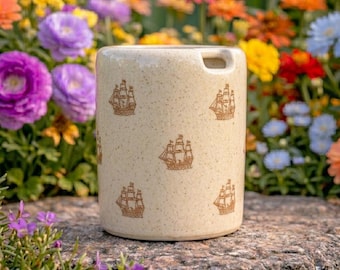 Taza de viaje pintada a mano, vaso de café de cerámica hecho a mano, taza de cerámica para llevar, regalo de cumpleaños y de Navidad para ella.
