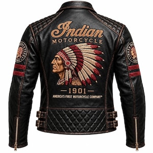 Könnte beinhalten: Eine schwarze Motorradlederjacke mit einer großen Stickerei einer Person mit Federschmuck auf dem Rücken. Der Text lautet Indian Motorcycle, 1901 und America's First Motorcycle Company. Sie verfügt über gesteppte Einsätze und Schnallen.