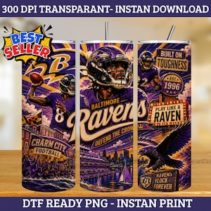 Könnte beinhalten: Drei Becher im Baltimore Ravens-Design. Jeder Becher hat ein anderes Design, darunter ein Spieler in Uniform, das Teamlogo und die Worte "Charm City Football" und "Play Like a Raven". Die Becher sind lila, schwarz und gold.