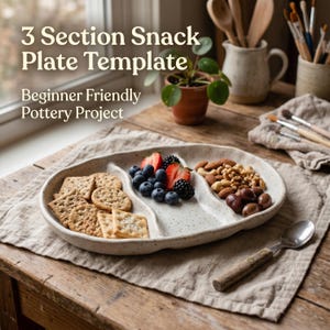 Può includere: Un piatto da snack ovale in ceramica macchiata con tre scomparti, riempito con cracker, frutti di bosco e noci. Il piatto è su un panno di lino. Il testo recita "3 Section Snack Plate Template" e "Beginner Friendly Pottery Project".
