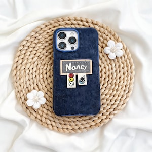 Cover per telefono personalizzata con nome, cover per iPhone con patch personalizzata, estetica in velluto a coste testurizzato blu navy, cover con logo Y2K, iPhone 15 Pro Max 14 13