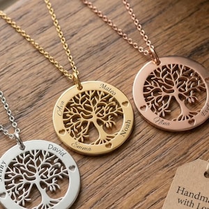 Könnte beinhalten: Rustikales Holzschild mit dem Text "Welcome to our home" in handschriftlichem Stil. Das Schild hat eine Used-Optik und ein schlichtes, einladendes Design, perfekt für eine Veranda oder einen Eingangsbereich.