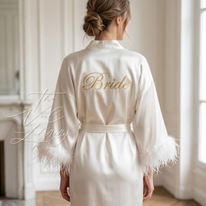 Pode incluir: Um conjunto de três canecas de cerâmica com acabamento fosco e salpicado. As canecas são em tons de creme, cinza claro e cinza escuro. Cada caneca tem um design simples e minimalista, ideal para café ou chá.