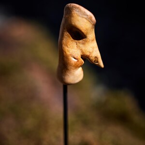 The Guardian — escultura de árbol en miniatura hecha de cuentas de madera natural, objeto de arte, pieza única sobre una base de metal