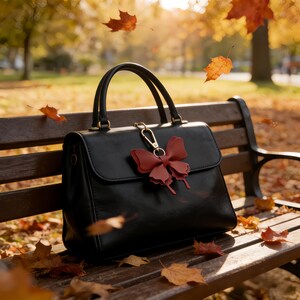 Porte-clés papillon en cuir multi-couleurs, fermoirs dorés et détails d’ailes découpées, accessoires de sac déco forêt.