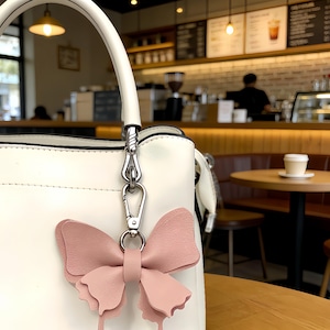 Portachiavi farfalla in pelle multicolore, fibbie dorate e dettagli alari intagliati, accessori charm per borsa stile foresta.
