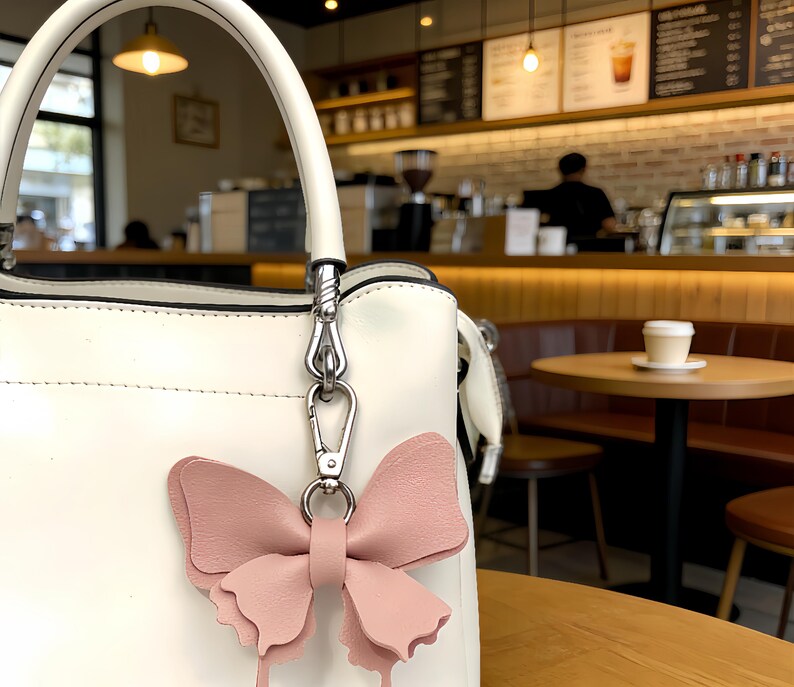 Portachiavi farfalla in pelle multicolore, fibbie dorate e dettagli alari intagliati, accessori charm per borsa stile foresta.