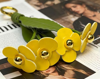 Portachiavi in pelle con tulipano giallo, portachiavi floreale con foglie verdi, accessorio boho per borsetta