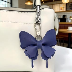 Porte-clés papillon en cuir multi-couleurs, fermoirs dorés et détails d’ailes découpées, accessoires de sac déco forêt.