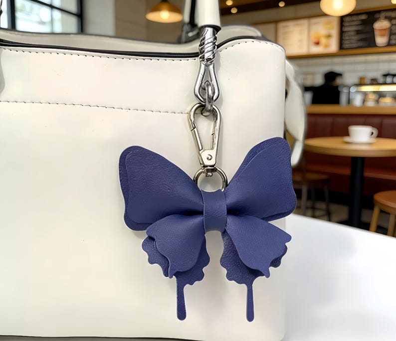 Porte-clés papillon en cuir multi-couleurs, fermoirs dorés et détails d’ailes découpées, accessoires de sac déco forêt.