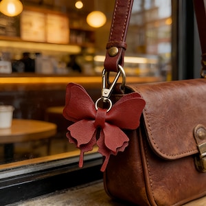 Llaveros de mariposa de cuero en varios colores, con broches dorados y detalles de alas caladas, accesorios colgantes para bolso de estilo bosque.