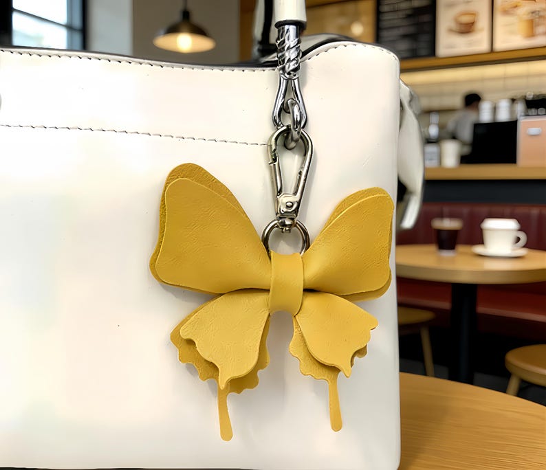Llaveros de mariposa de cuero en varios colores, con broches dorados y detalles de alas caladas, accesorios colgantes para bolso de estilo bosque.
