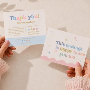 Può includere: Due biglietti di ringraziamento rettangolari con testo e grafiche colorate. Un biglietto riporta la scritta Thank you! for your purchase e icone social. L'altro biglietto riporta la scritta This package is happy to see you too con piccole stelle.