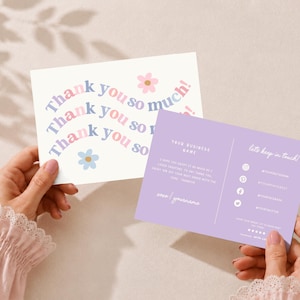 Puede incluir: Dos tarjetas de visita rectangulares. Una tarjeta blanca presenta el texto Thank you so much! en una fuente ondulada con degradado azul y rosa con pequeños iconos de flores. La segunda tarjeta de color lavanda incluye iconos sociales.
