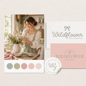 Può includere: Un kit di branding che include una fotografia di una persona che sistema dei fiori in una brocca bianca, un cartoncino bianco con il testo Wildflower Slow Living Goods, un cartoncino rosa con il testo WILDFLOWER, un adesivo circolare con W+F e una palette di cinque colori.