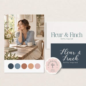 Pode incluir: Um kit de marca contendo um cartão retangular com o texto Fleur & Finch Softly Inspired, um cartão azul-escuro com o mesmo texto em letra cursiva, um adesivo circular com um logotipo floral e uma paleta de cores azul-marinho, ardósia, terracota e rosa seco.
